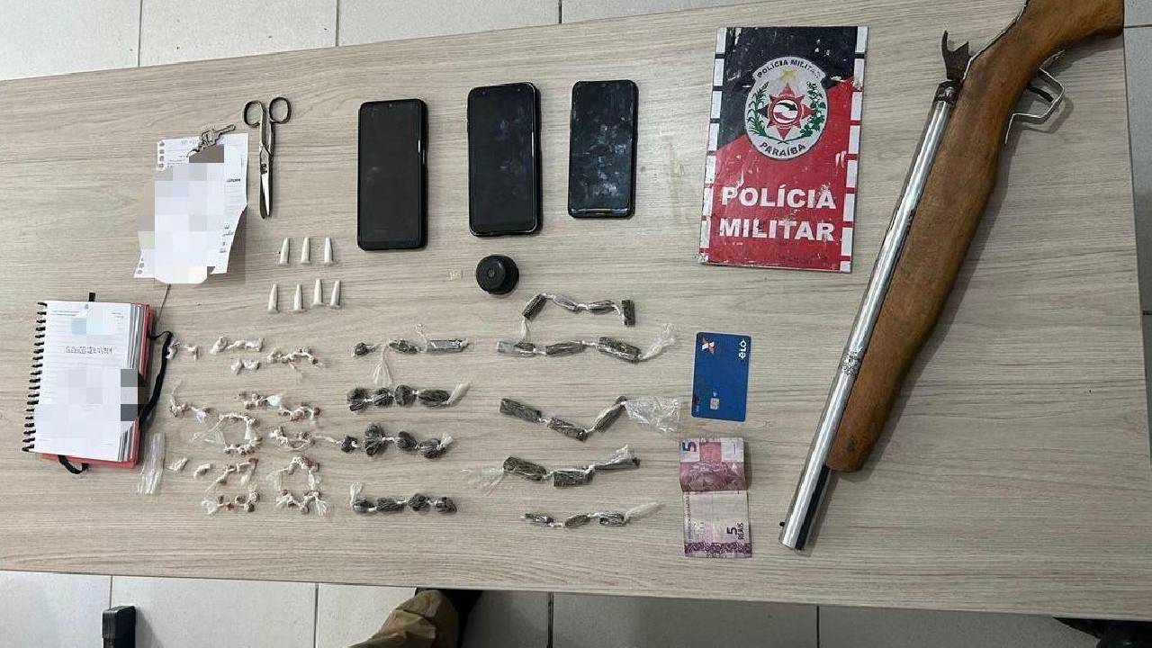 Adolescentes são apreendidos com drogas, arma e material do tráfico durante ação policial em Cajazeiras