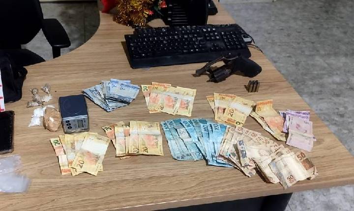 Casal é detido com arma de fogo, drogas e dinheiro durante patrulhamento da ROTAM em Sousa