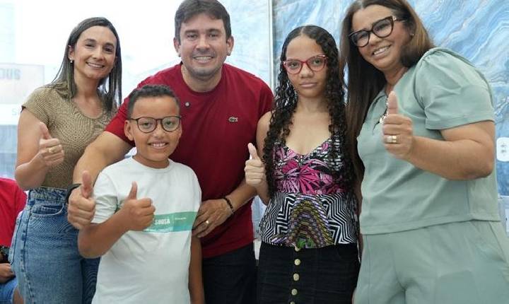 Em Sousa, prefeito Helder Carvalho entrega 80 óculos pelo Programa Mais Visão