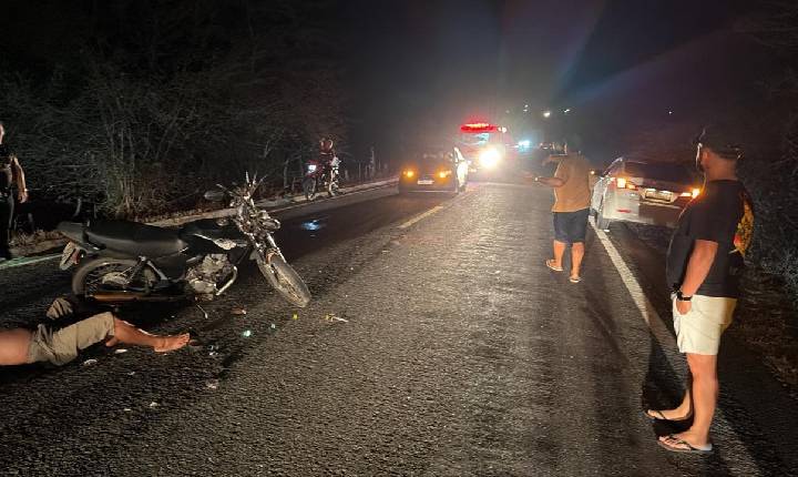 Homem de Luís Gomes fica gravemente ferido após colidir moto com cavalo na BR-405, em Uiraúna