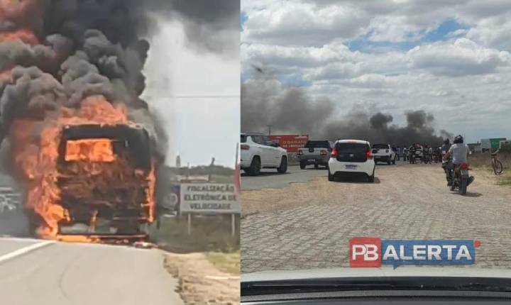 URGENTE: Ônibus da Viação Santa Cruz é destruído por incêndio no Portal de Sousa; BR-230 está interditada