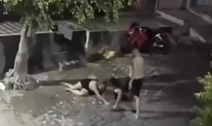 VÍDEO: Mulher é derrubada e é brutalmente agredida com chutes durante ataque na madrugada em Cajazeiras