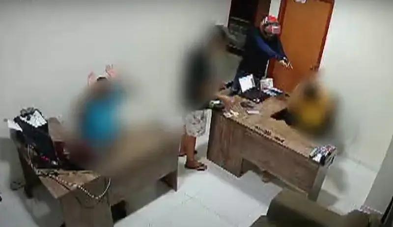 Bandidos armados invadem casa de apostas, agridem funcionários e fazem disparos em Mari