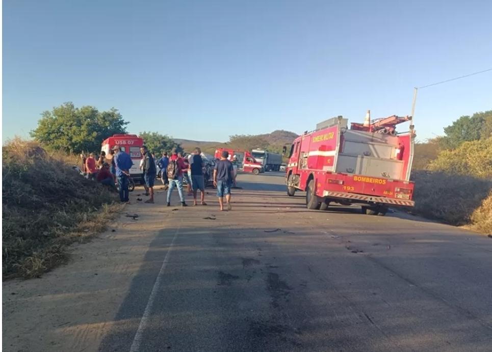 Colisão entre caminhão, Hilux e Corolla mata advogado no Sertão da Paraíba