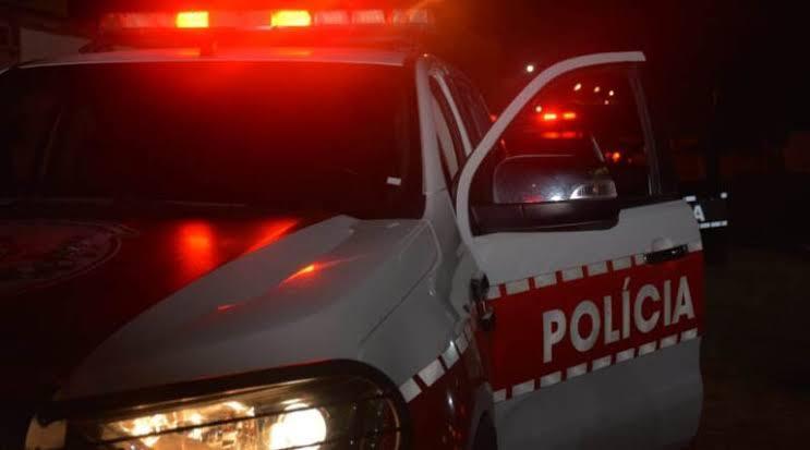 Força Tática usa taser para conter homem com faca e foice em surto psicótico em São José da Lagoa Tapada