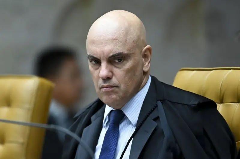 Moraes ameaça Bolsonaro de prisão caso não explique postagens