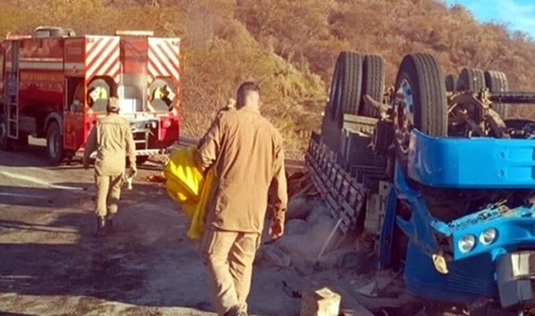 Pai e filho morrem após caminhão tombar na Serra de Teixeira, no Sertão da Paraíba