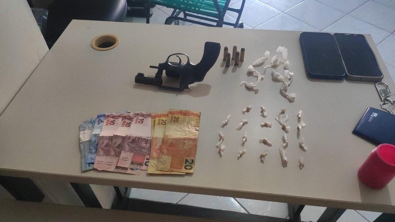 ROTAM apreende arma, drogas e prende suspeito após perseguição em São José de Piranhas