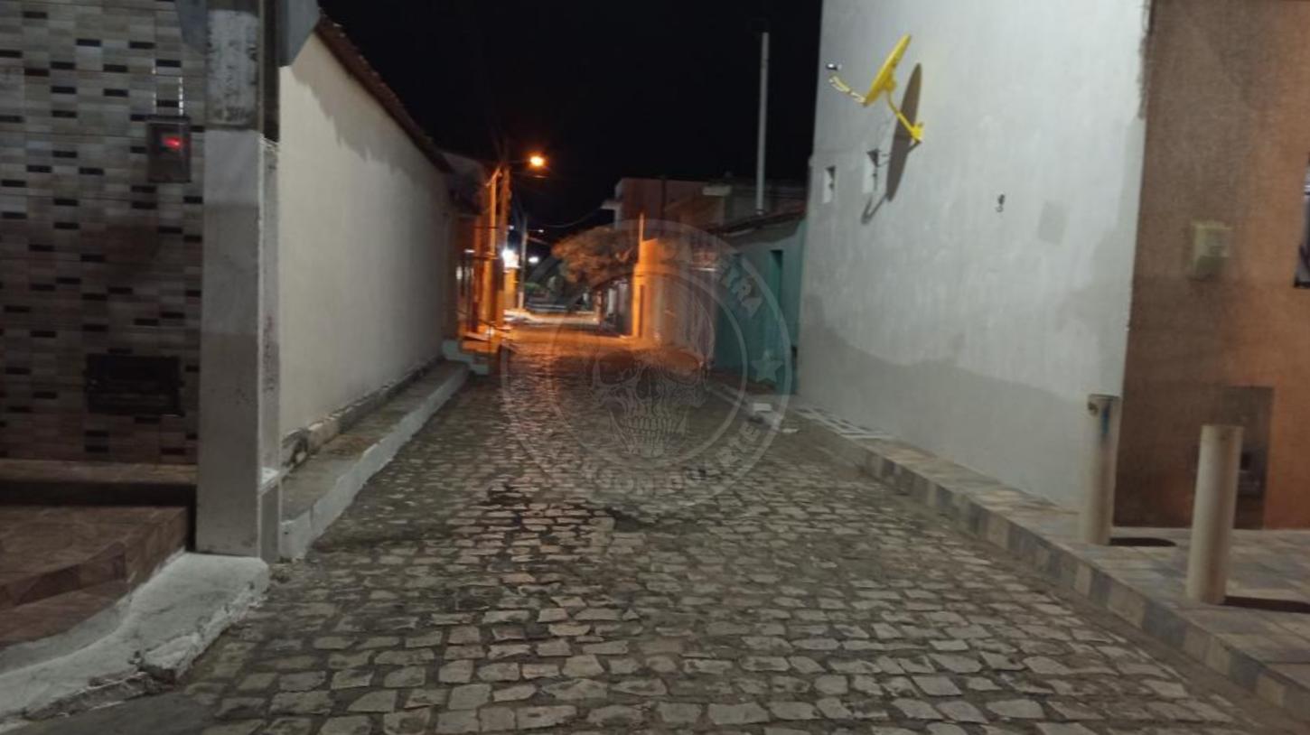 TERROR NA FRONTEIRA: Criminosos encapuzados invadem casa e deixam mensagem ameaçadora em guerra de facções entre Uiraúna e Luís Gomes