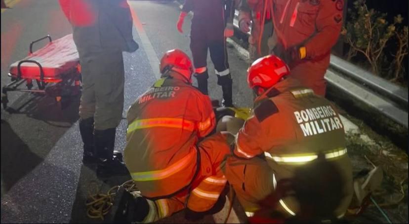 Bombeiros resgatam motociclista ferido em área de difícil acesso às margens da BR-230 em Condado