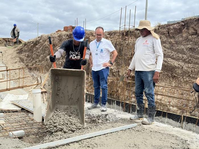 Em Sousa, com investimento de mais de meio milhão de reais, DAESA inicia construção de fossa séptica com tratamento dos dejetos