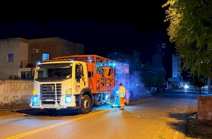 Em Sousa, gestão Helder Carvalho intensifica trabalho de aplicação de pintura termoplástica na sinalização de ruas e avenidas