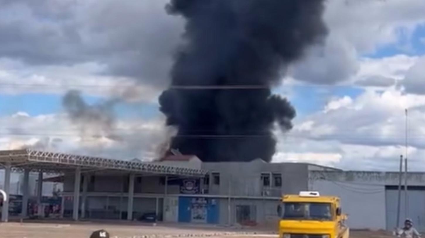Fogo em vegetação provoca incêndio de grandes proporções em prédio às margens da BR-230 em sousa