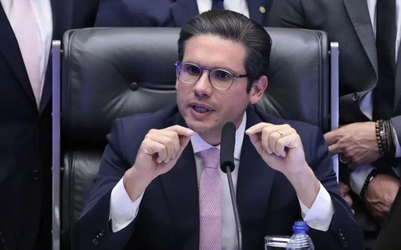 Hugo Motta critica postura de Eduardo Bolsonaro e cogita decretar perda de mandato