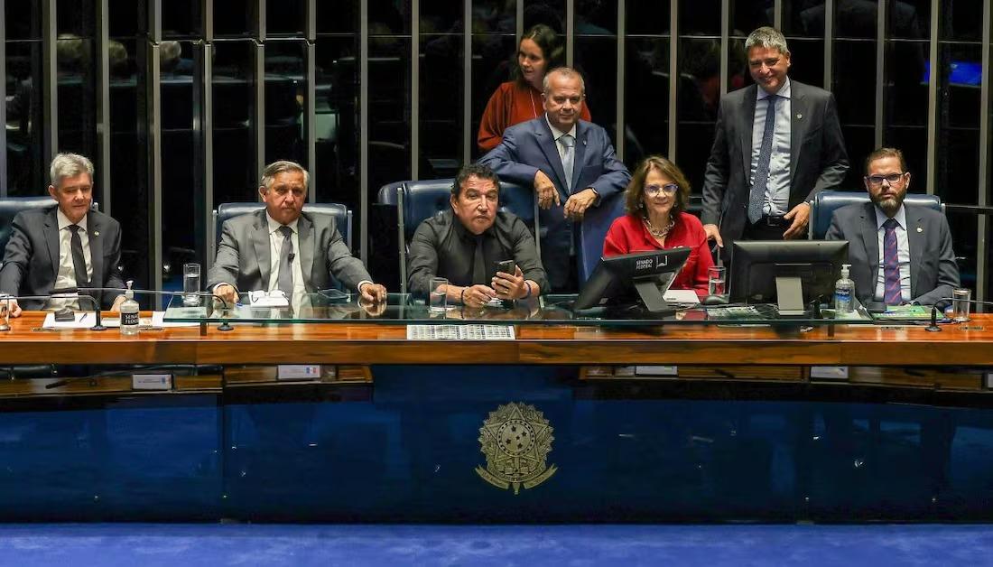 Oposição ocupa mesas da Câmara e do Senado em protesto contra prisão de Bolsonaro