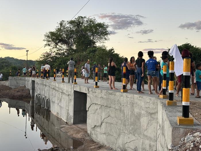 Prefeito de Sousa entrega extensa passagem molhada que vai beneficiar mais de 70 famílias