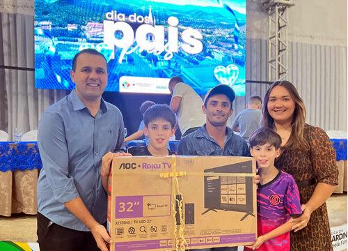 Prefeitura e câmara de Bernardino Batista celebra o dia dos pais com uma grande festa no mercado público