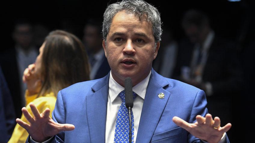 Senador Efraim Filho declara apoio ao impeachment de ministros do STF e à anistia de 8 de janeiro
