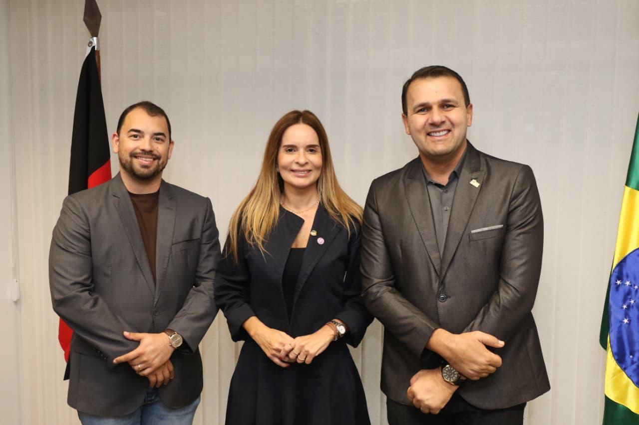 Prefeito Aldo Andrade em visita ao senado é recepcionado por Veneziano, Efraim e Daniela