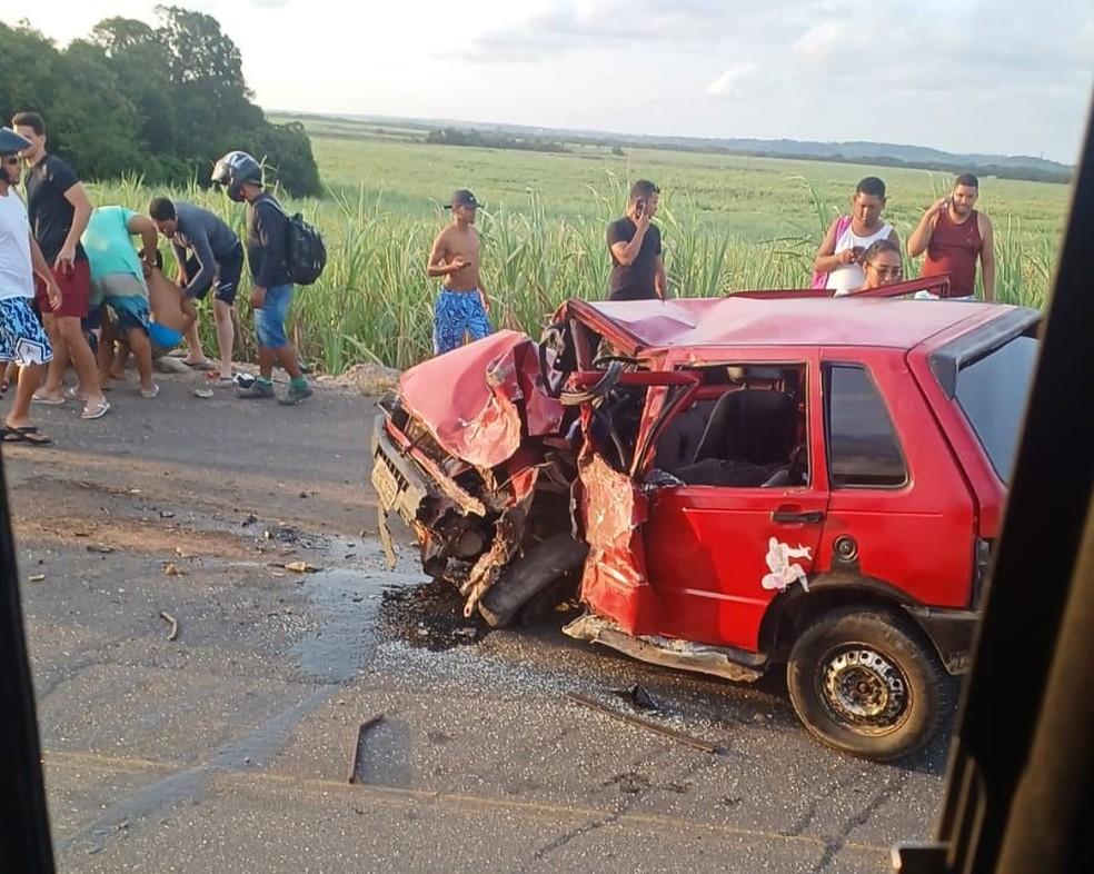 Acidente entre dois carros deixa dez feridos na PB-044, em Caaporã