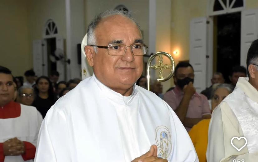 Padre tenta desviar de cachorros, sofre acidente na PB-391