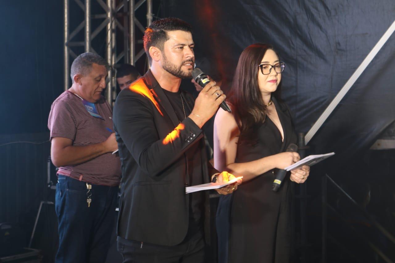 Alinne Amunielle e Vinícius Fernandes comandam com sucesso a apresentação da 8ª edição da EXPOUNA