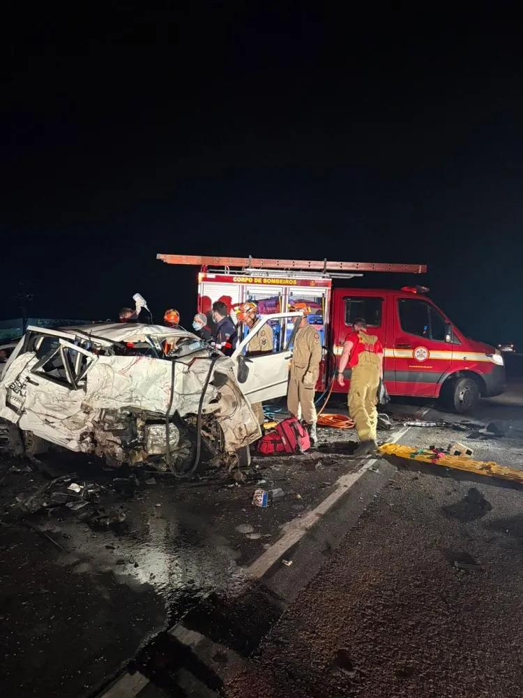 Colisão frontal entre carros deixa dois feridos na BR-230, entre Patos e São Mamede
