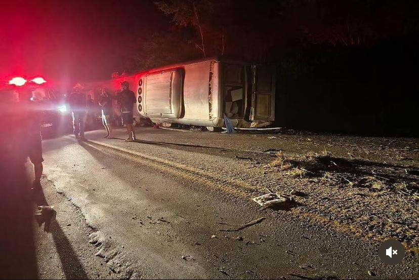 Ônibus com sacoleiros sai de Santa Cruz do Capibaribe e sofre grave acidente na BR-423; 16 mortos