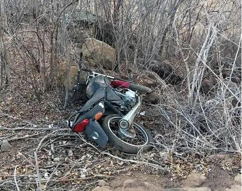 Polícia Militar encontra motocicleta adulterada abandonada na zona rural de Uiraúna