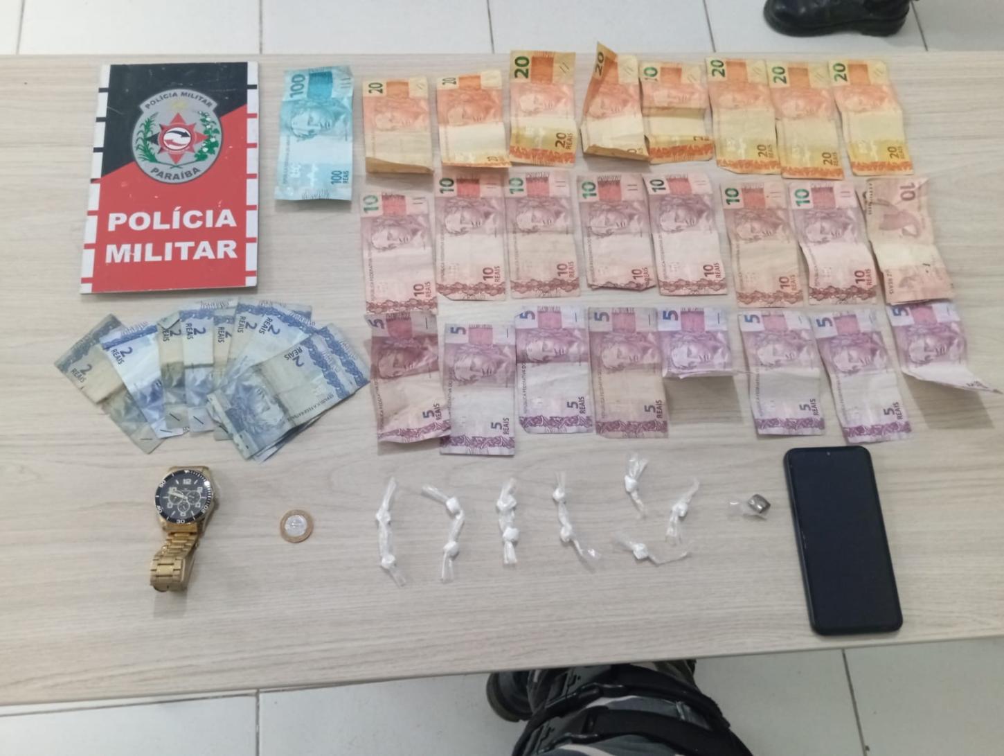 POLÍCIA MILITAR PRENDE INDIVÍDUO POR TRÁFICO DE DROGAS E APREENDE COCAÍNA, MACONHA E DINHEIRO EM CAJAZEIRAS-PB