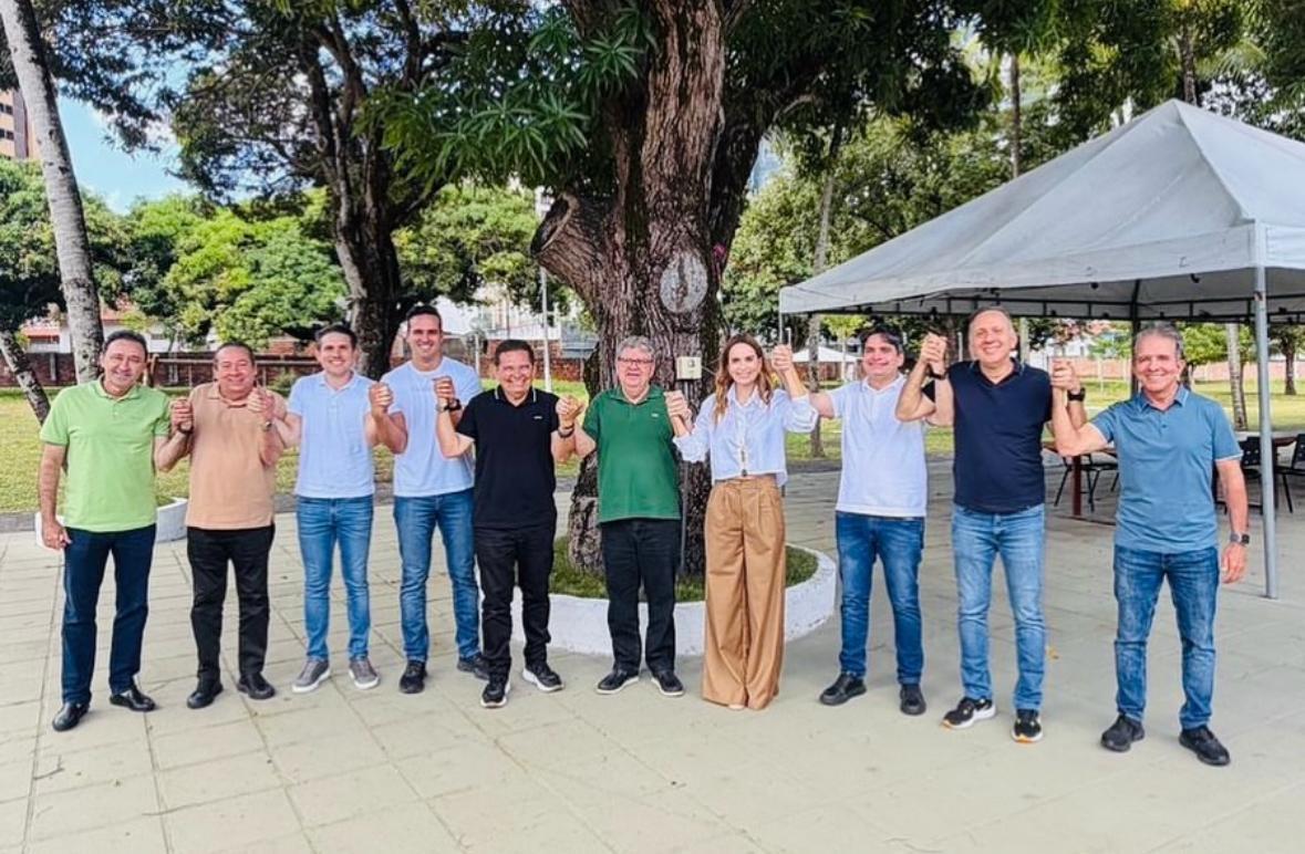 Adriano Galdino desiste de disputar o Governo da Paraíba em 2026 e sela apoio a Lucas Ribeiro durante reunião na Granja Santana