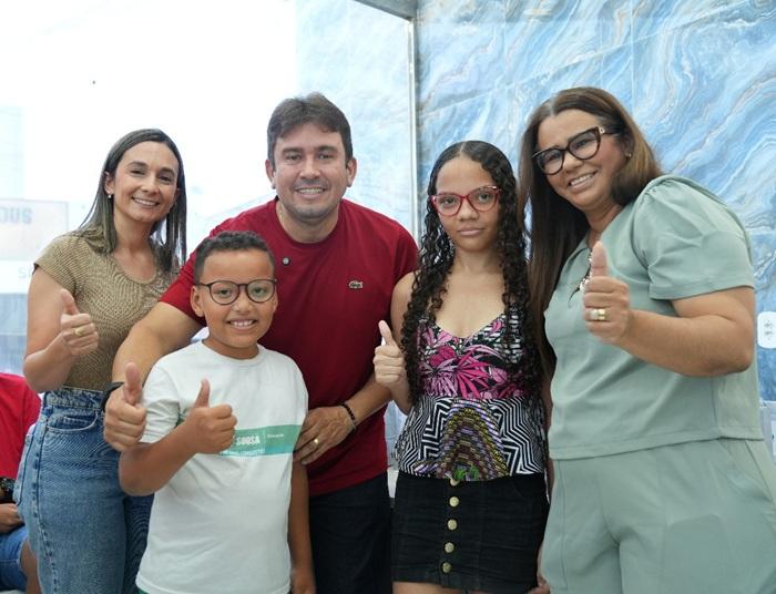 Em Sousa, prefeito Helder Carvalho entrega 80 óculos pelo Programa Mais Visão