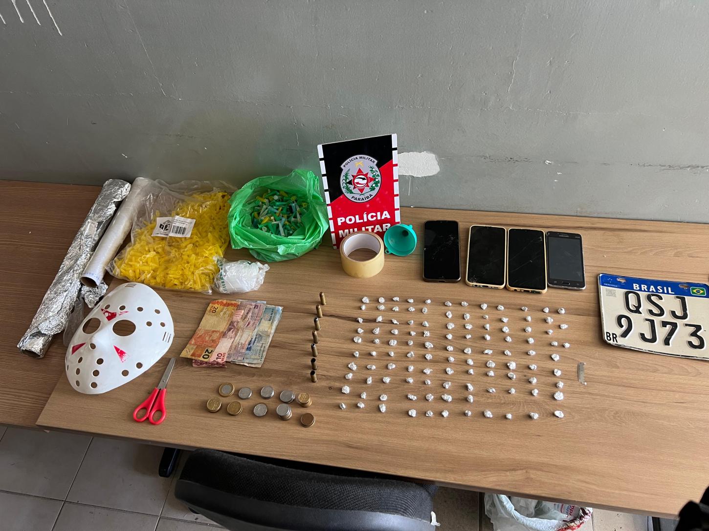 Guarnição Águia-05 da ROTAM fecha lojinha do tráfico e prende jovem com drogas, munições e placa de moto roubada em Aparecida