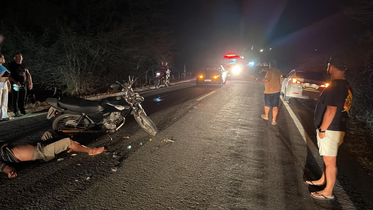 Homem de Luís Gomes fica gravemente ferido após colidir moto com cavalo na BR-405, em Uiraúna