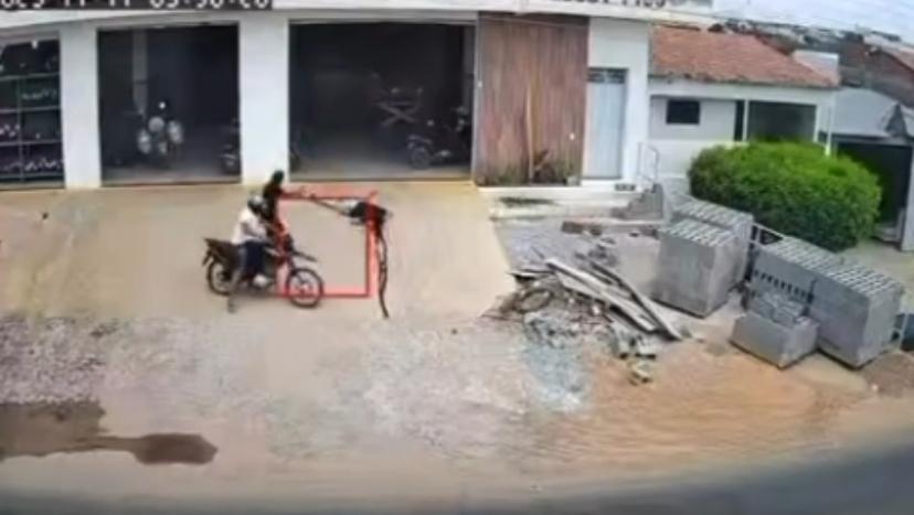 Jovem é executado com vários tiros na saída de São Bento-PB na manhã desta terça-feira (11); câmeras de segurança flagrou momento da execução, veja o vídeo