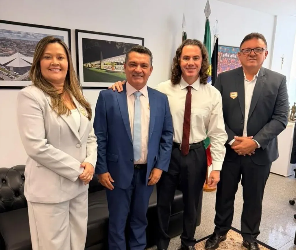 Prefeito Luiz Claudino e pré-candidata Larúcia Sá buscam investimentos em Brasília ao lado do senador Veneziano