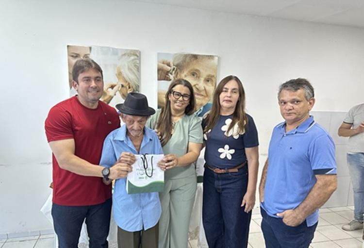 Prefeitura de Sousa realiza entrega de aparelhos auditivos a pacientes da Otoclínica Municipal