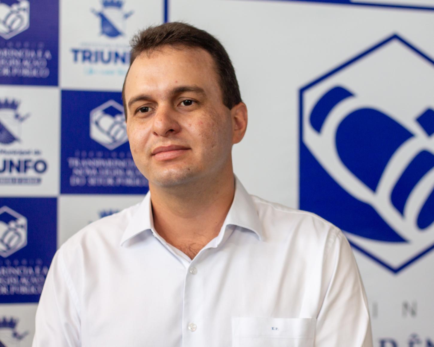 Triunfo tem novo bloqueio de R$ 800 mil e total chega a mais de R$ 2,3 milhões; “Não é fácil ver o trabalho parar por erros do passado”, lamenta prefeito