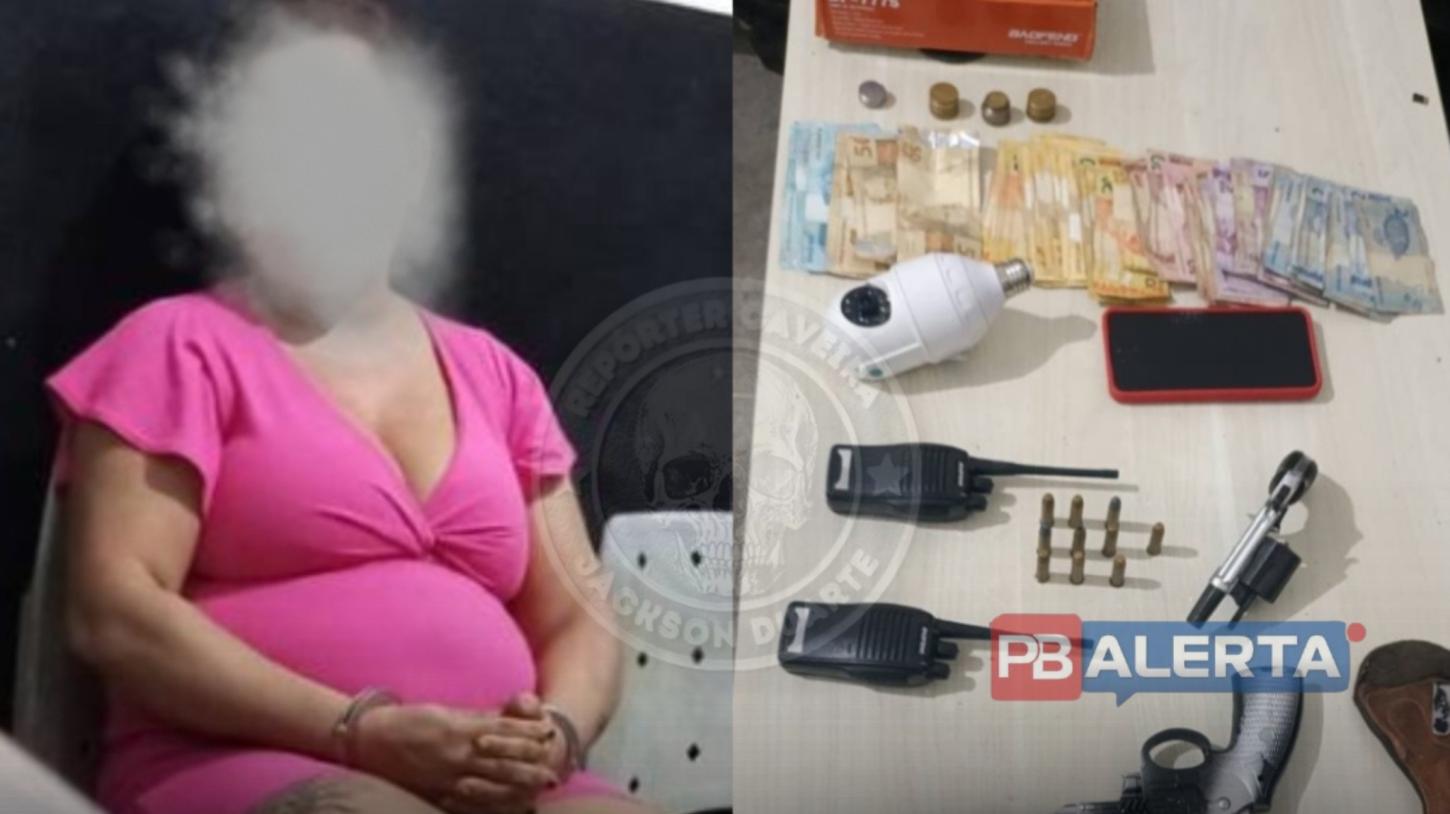 Esposa de acusado de latrocínio é presa pela ROTAM após boca de fumo ser desarticulada; arma e drogas são apreendidas, em São João do Rio do Peixe 
