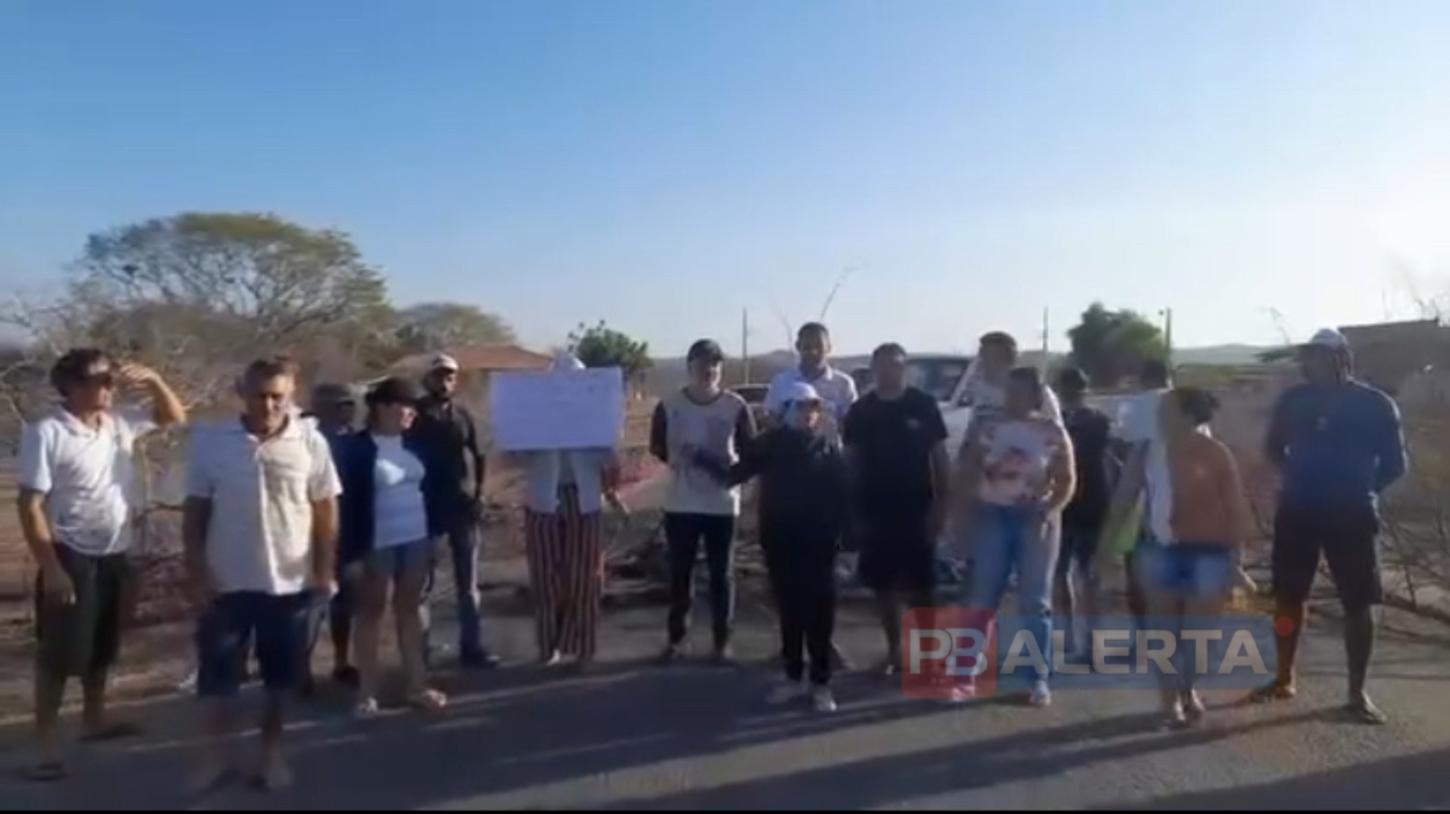 Manifestantes interditam PB-383 em Lastro (PB) cobrando posição da CAGEPA após cortes de água, nesta segunda-feira (15)