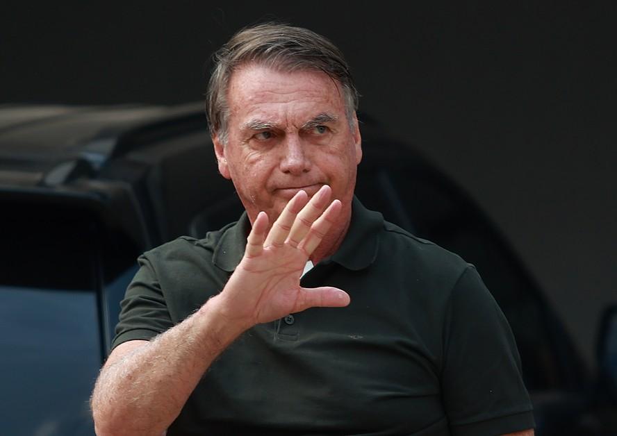 Bolsonaro recebe alta hospitalar e volta a cumprir pena na PF