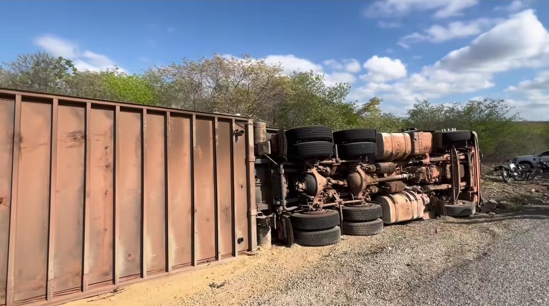 Carreta boiadeira que saiu de Sousa tomba na PB-366 e causa morte de dezenas de bois, em São José de Piranhas (PB)