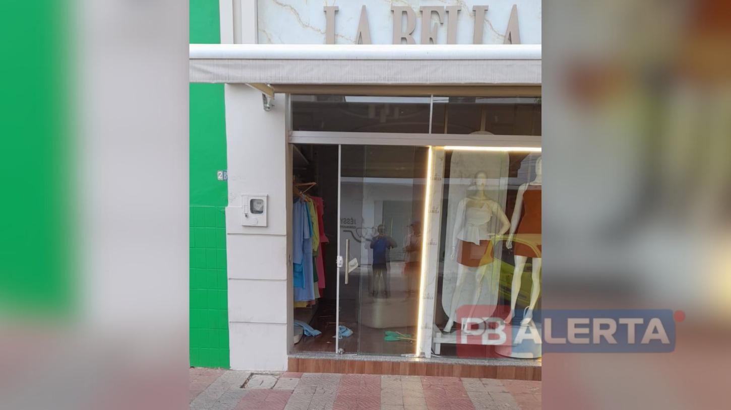 Loja de roupas é arrombada no Centro de Sousa; criminoso levou notebook e mercadorias