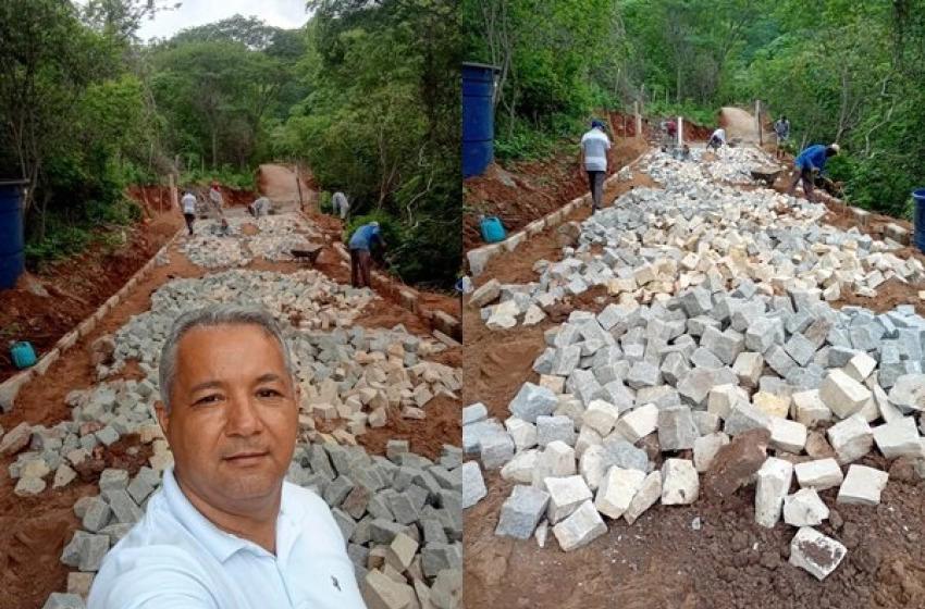 Prefeitura de São Francisco inicia nova etapa de pavimentação da estrada de acesso à Serra do Comissário