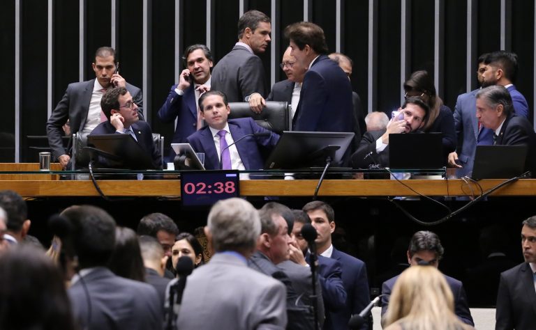 Votação de proposta para socorrer ou liquidar bancos é adiada na Câmara