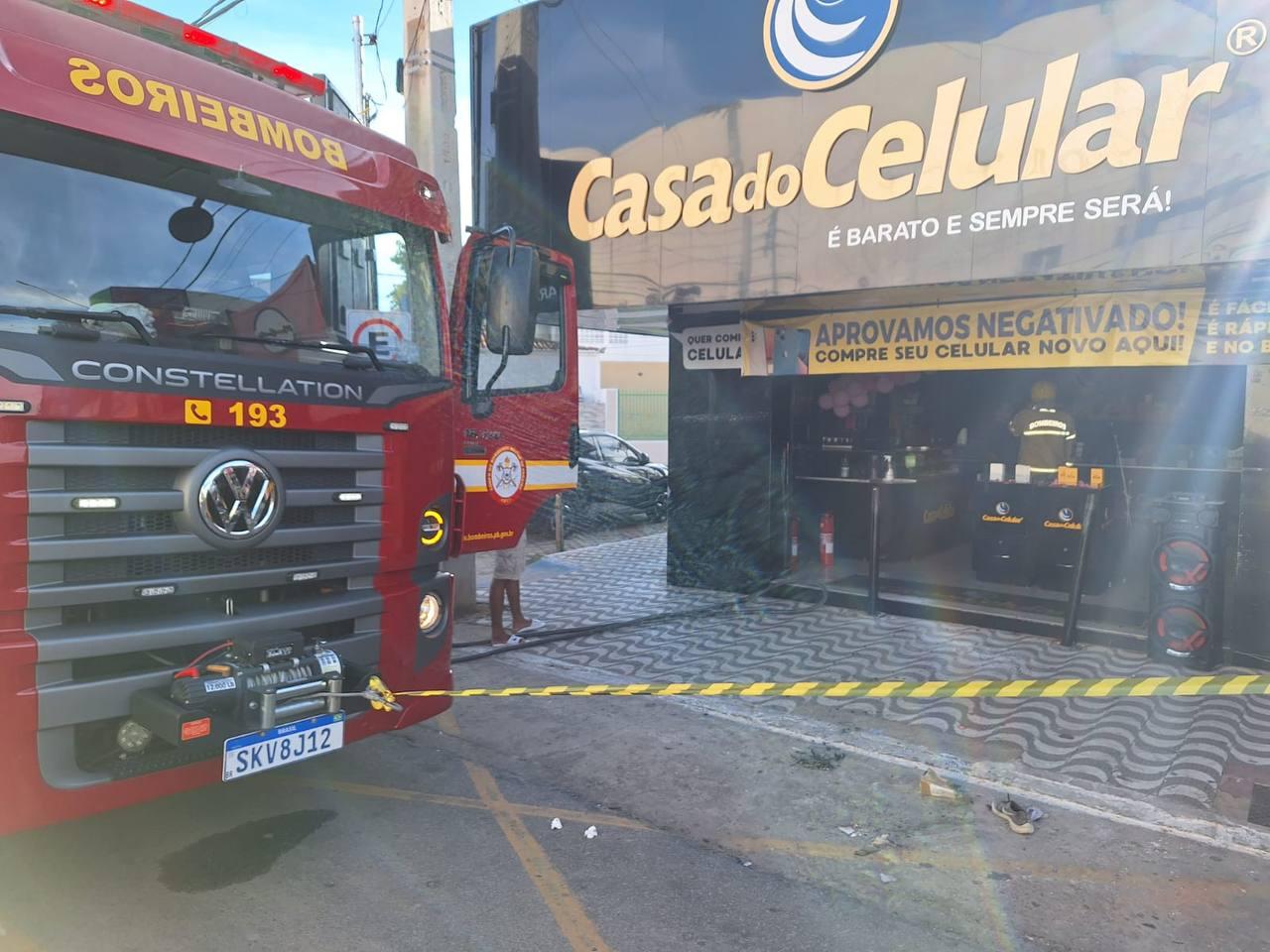 Atuação rápida do corpo de Bombeiros evita maiores danos em incêndio em loja de celulares, no centro de Sousa