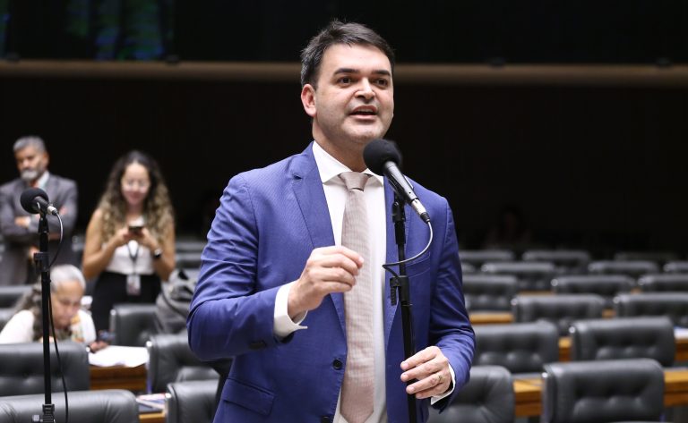 Câmara dos Deputados avança com proposta para elevar piso de agentes de saúde a três salários mínimos