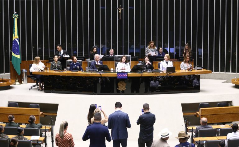 Câmara dos Deputados celebra mulheres nas Forças Armadas e discute maior inclusão