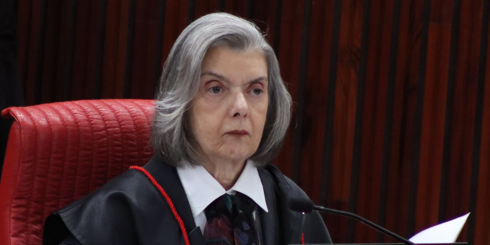 Cármen Lúcia aponta carência de espaços de poder para mulheres