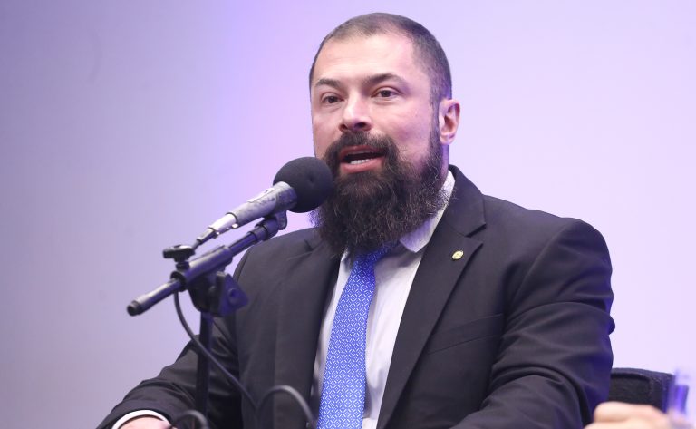 Comissão da Câmara autoriza porte de arma para atiradores com mais de um ano de registro